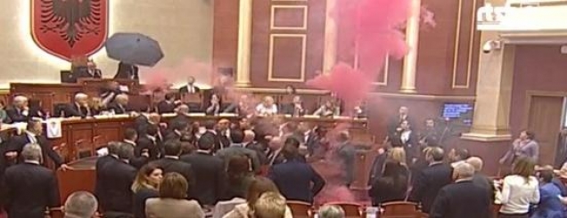 Tymuese në Kuvend, Byroja<br />ndëshkon 7 deputetë të opozitës <br /><br>
