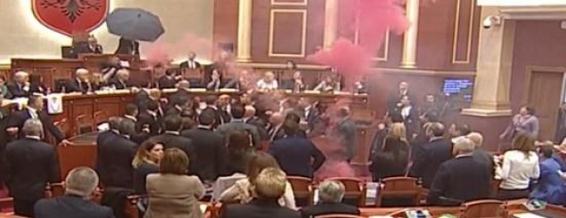 Dhuna në Kuvend,Gratë Deputete<br />letër Ruçit:Merr masa urgjente!<br>
