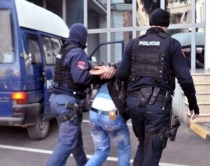 Me pistoletë në brez në automjetin<br />e blinduar, arrestohet 26-vjeçari<br>
