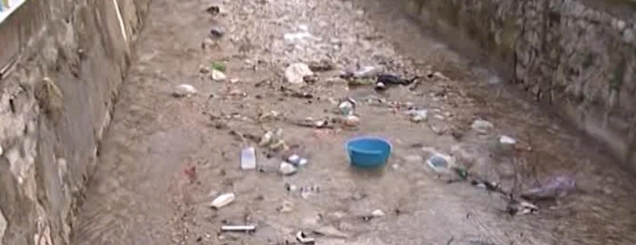 Lumi i Pogradecit i pushtuar nga<br />mbetjet, banor&euml;t: Bashkia asnj&euml; mas&euml;<br>
