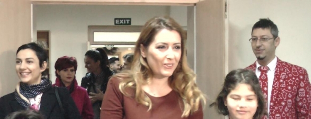 Fëmijët e &ldquo;Zyber Hallullit&rdquo; festojnë<br />festat, Manastirliu jep dhurata<br>
