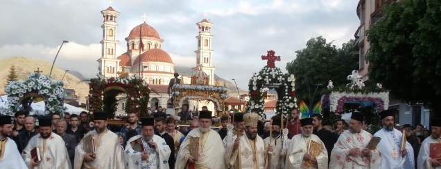 Shtet&euml;sia, Mitropolia e Kor&ccedil;&euml;s:<br />Janullatos ka b&euml;r&euml; sakrifica<br>
