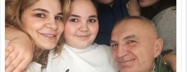 Presidenti Ilir Meta uron<br />2018-ën me foto familjare<br /><br>
