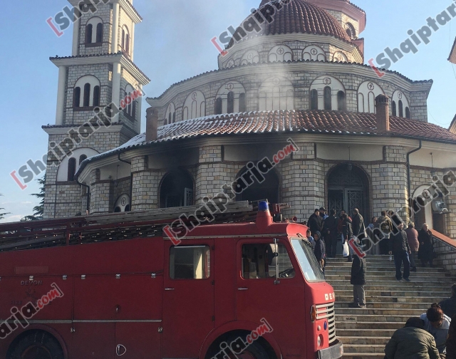 VIDEO/ Tymi dhe flakët përfshijnë <br />Katedralen e Korçës, nuk ka dëme <br>
