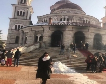 Katedralja në flakë, Eli Fara foto<br />duke qeshur, fansat e kritikojnë<br>
