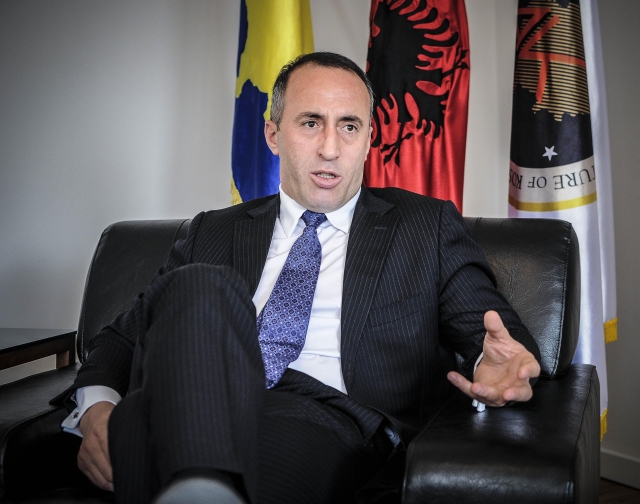 Kryeministri i Kosovës Haradinaj<br />merr pasaportën shqiptare<br />Pasaportë shqiptare dhe për bashkëshorten<br>
