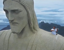 VD/ Olen Çesari luan me violinë <br />te statuja e Jezu Krishtit në Rio<br>
