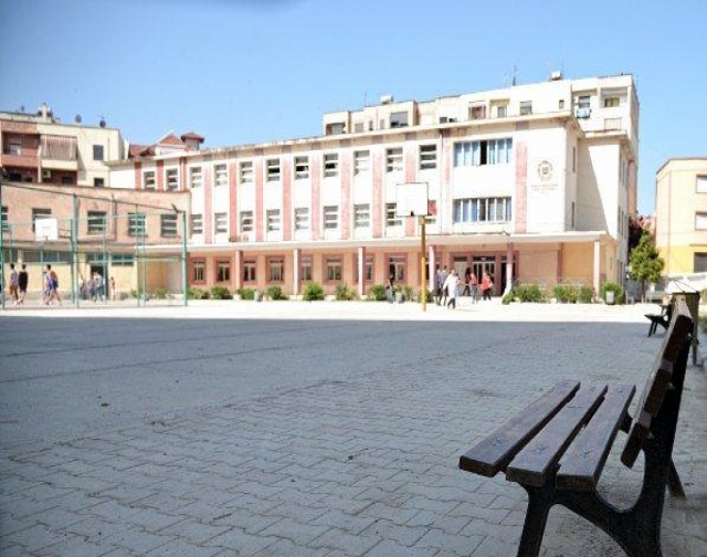 Durrës, konsumuan hamburger<br />e sanduiç, helmohen 5 nxënës <br /><br>
