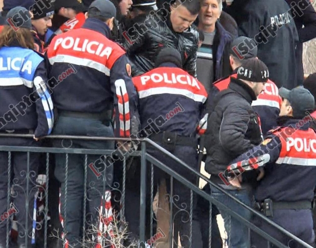 VD/Tiranë, shembet banesa<br />policia nxjerr me forcë banorët<br>
