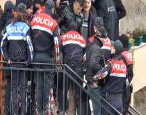 Konflikti te Liqeni i Thatë, policia<br />nxjerr me forcë banorët/ FOTO<br>
