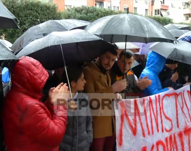 VD/Policia shoqëron studentët që<br />protestuan ndaj ministres Gjonaj<br>
