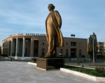 Historia e panjohur e statujës/Si<br />u kthye Hoxha në filozof gjerman<br /><br>
