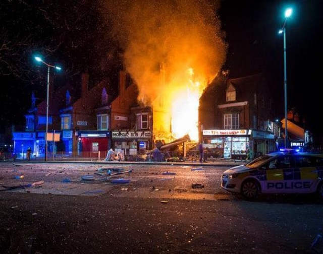 Angli, shpërthimi i fuqishëm<br />trondit qytetin e Leicester<br />FOTO/Shkatërrohet dyqani dhe apartamenti<br>
