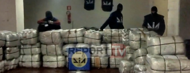 VD/Itali,shkatërrohen 2 grupe të<br />drogës, 20 shqiptarë në pranga<br /><br>

