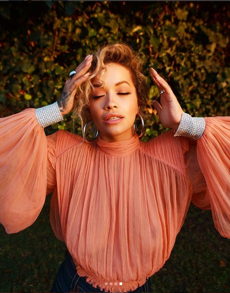 Rita Ora në poza me shumë stil,jep<br />mesazhin e rëndësishëm për femrat<br>
