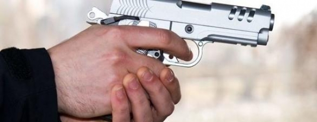 K&euml;rc&euml;noi me arm&euml; e grabiti t&euml; ren&euml;,<br />austriak&euml;t i '&ccedil;jerrin mask&euml;n' shqiptarit<br>
