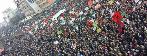 Tre javë pas vrasjes së gazetarit në<br />Sllovaki protestuesit kërkojnë...<br>
