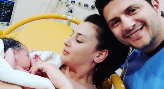 Ermal Mamaqi i emocionuar për<br />lindjen e vajzës,flet për herë të parë<br>
