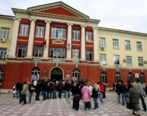 Pranimet n&euml; universitete, Kule:<br />Masivizim n&euml; hyrje, jo n&euml; dalje