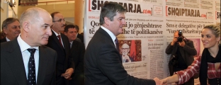 Presidenti Topi uron në<br />panair gazetën Shqiptarja.com
