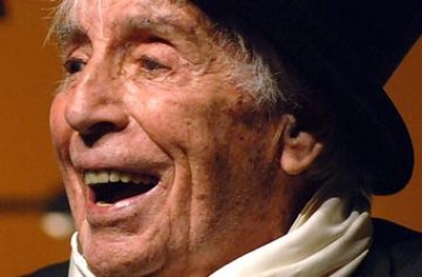 Vdes këngëtari më i vjetër i operas