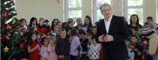 Festat, Berisha në fshatin<br />SOS, dhurata për fëmijët