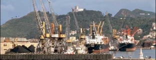 Vonesa të trageteve për shkak <br />të motit në portin e Durrësit