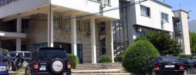 Dhunoi gruan p&euml;r xhelozi,arrestohet<br />inspektori i policis&euml; n&euml; Gjirokast&euml;