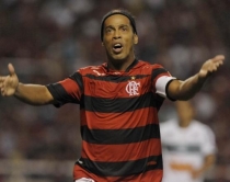 Braziliani Ronaldinho tradhtohet nga nervat dhe merr një karton të kuq