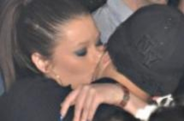Stine dhe Ronela Hajati kapen duke u puthu