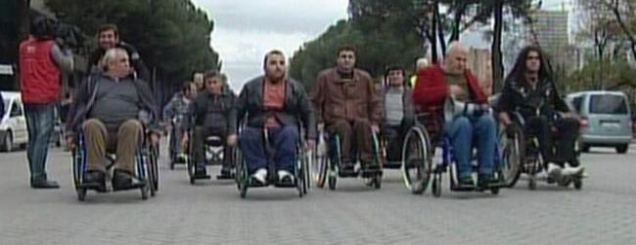 Invalidët protestë para Kuvendit:<br />Integrimi, ku dhe për kë?