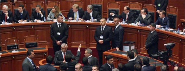 Opozita, mocion mosbesimi<br />ndaj Berishës dhe Topallit