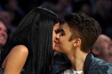 Selena Gomez vihet në siklet <br />nga puthja me Biebe