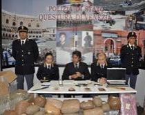 Itali, pranga 4 shqiptarëve<br />Kapen me 229 kg marijuanë