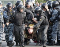 Protesta anti – Putin, dhunë <br />e gjak mes të rinjve  |