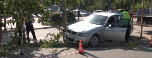 Tiranë, 2 aksidente, makina <br />në trotuar përplas 2 bashkëshortë