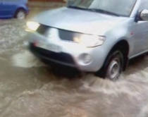 Nisin reshjet në të gjithë vendin<br />Në Vlorë pezullohet lundrimi deta