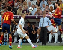 Spanja kalon n&euml; gjysm&euml;finale,<br />Xabi Alonso mund nj&euml; Franc&euml; "hije"