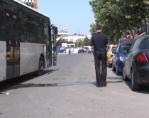 Tiranë, dy vajza përplasen<br />me autobusin dhe makinën