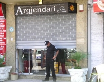 Fier: Maskat grabisin <br />argjendarinë, marrin 2 kg flori