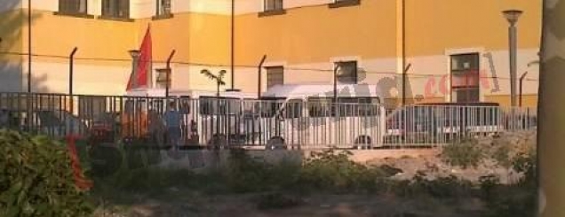 Tiranë, Bashkiakja sekuestron <br />furgonat, dhunon shoferët