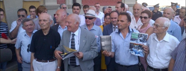 Akademikët djegin gradat: <br />Berisha shkatërroi intelektualët