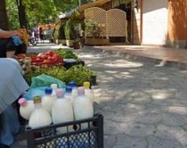 Shitësit ambulantë pushtojnë<br />trotuaret e Tiranës