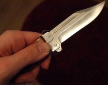 Tiran&euml;, po kthehej n&euml; sht&euml;pi<br />e q&euml;llojn&euml; me thik&euml; n&euml; kofsh&euml;