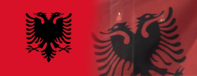 Festa, flamujt me shqiponjë të <br />deformuar, Lafe: Gafë e rëndë