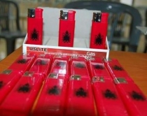 Gjirokastër, çakmakë me flamurin <br />me shqiponjën kokë poshtë