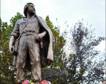Statuja e Adem Jasharit ngrihet <br />në Tiranë, Jahjaga-Thaçi në ceremoni