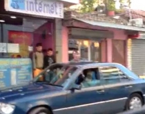 VIDEOLAJM/ Tiranë, burri rreh <br />gruan në mes të rrugës