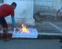 Djemtë e Gjirokastrës djegin <br />flamurin e partisë Agimi i Artë