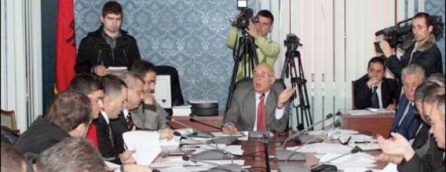 Mazhoranca miraton p/ligjin, PS: <br />Deputetët armatosen  para fushate